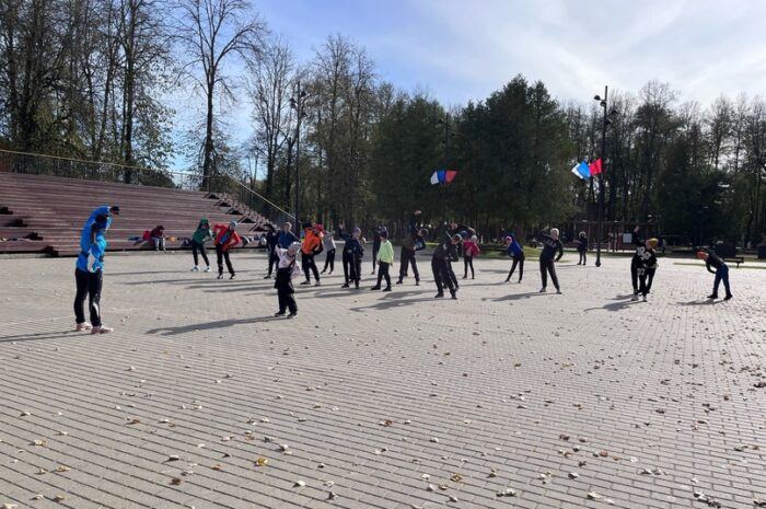 Сегодня в Центральном парке для детей была проведена открытая тренировка лыжной секции ФОК «Молодёжный» под руководством тренера Коноваловой Юлии и тренера отделения лыжных гонок ЦСШ #1 Тимошиной Екатерины.
