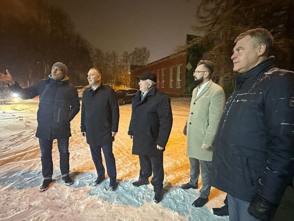 Глава Наро-Фоминского городского округа Роман Львович Шамнэ с рабочим визитом осмотрел Центральный парк, в котором идёт подготовка к Новому году.