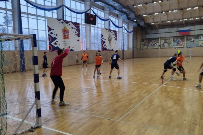 С 7 по 11 февраля в универсальном спортивном зале МАУС “КСК “Нара” прошли игры Первенства Московской области по гандболу среди юношей до 18лет (финальный этап).